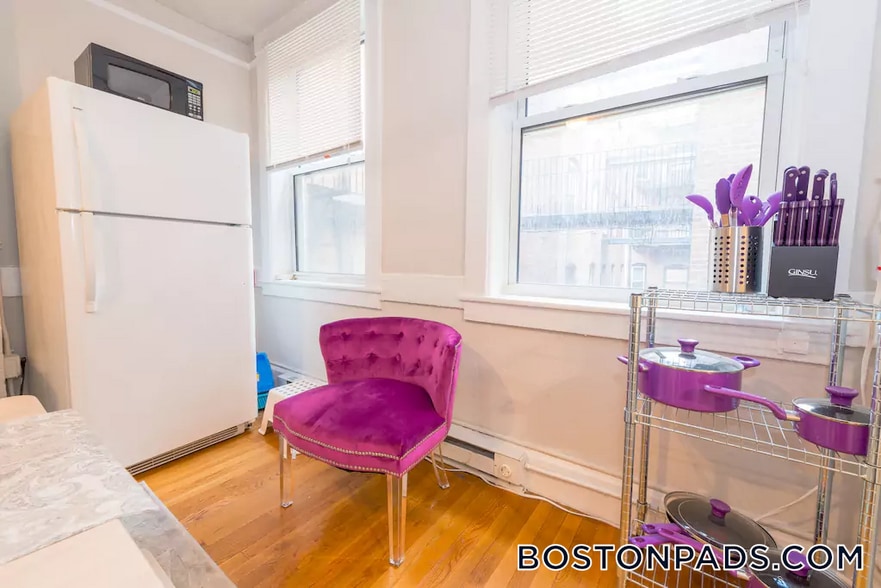 Building Photo - 161 Endicott St