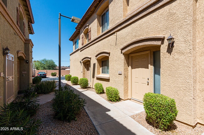 Building Photo - 805 S Sycamore