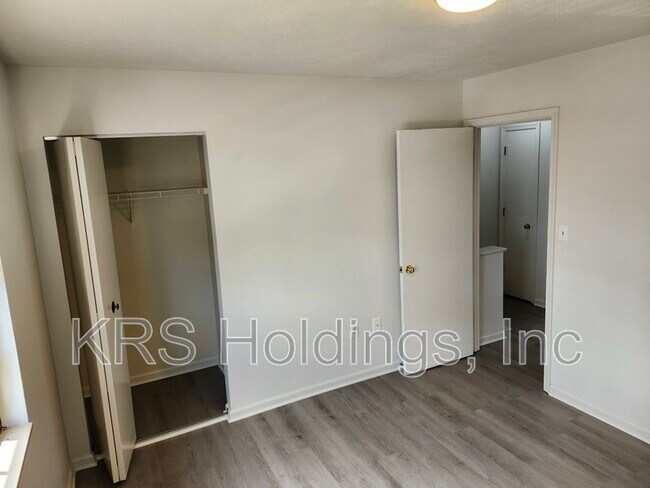 Building Photo - 211 S Waverley St