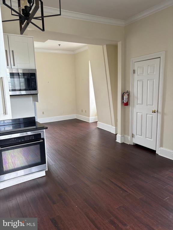 Building Photo - 10 N Main St