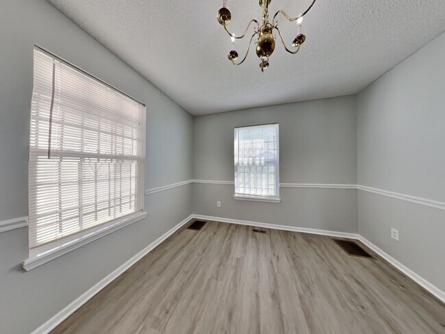 Building Photo - Charming 4-Bed Home in Kansas City with Garage Parking