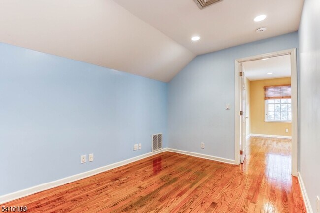 Building Photo - 11 Wordsworth Rd