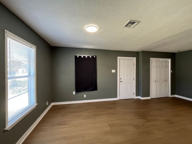 Building Photo - 3 BEDROOM 2 BATH WITH BACK APARTMENT