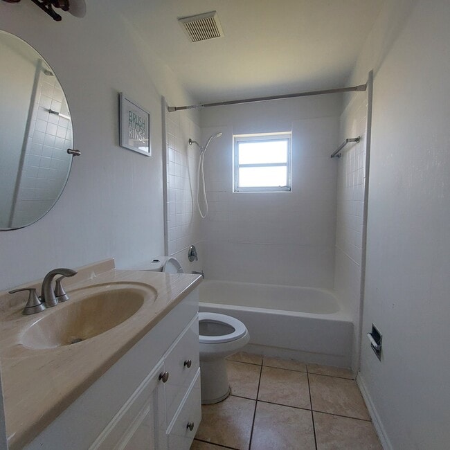 Building Photo - 1213 SW 48th Ter