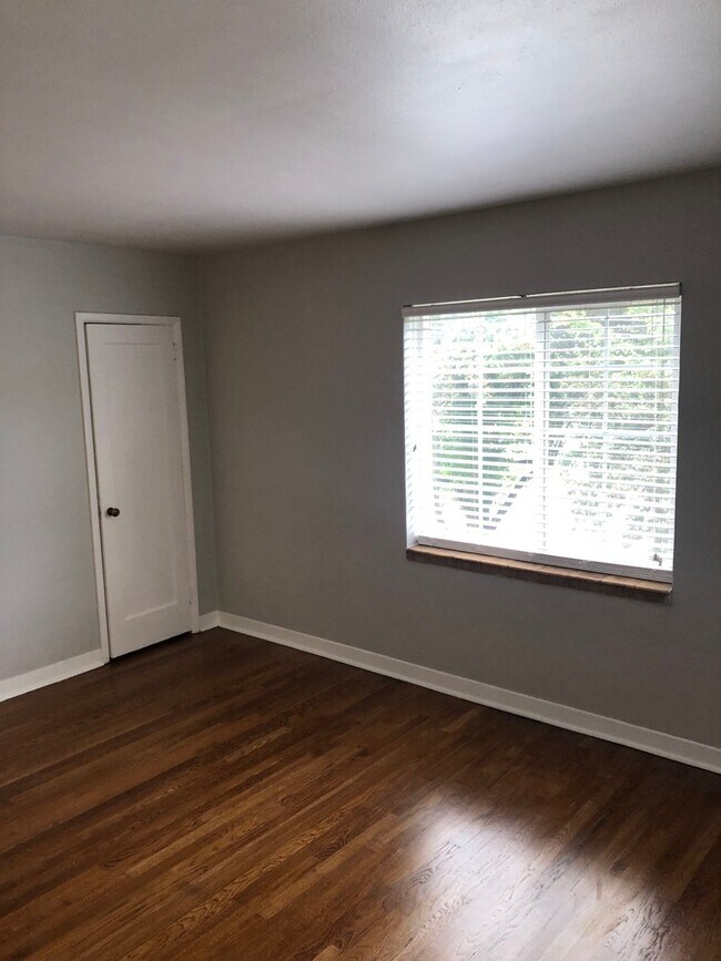 Building Photo - Charming Studio Apartment Near Downtown Spokane