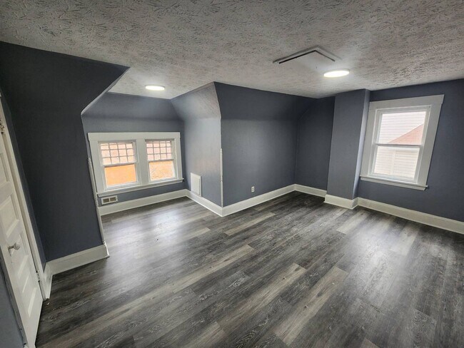 Building Photo - Charming 3-Bedroom Property in Prime Location