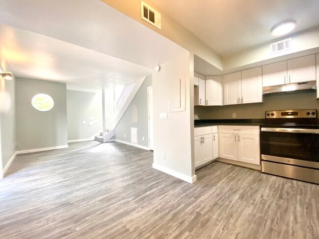 Primary Photo - Washer/Dryer in Unit! Remodeled Townhome i...