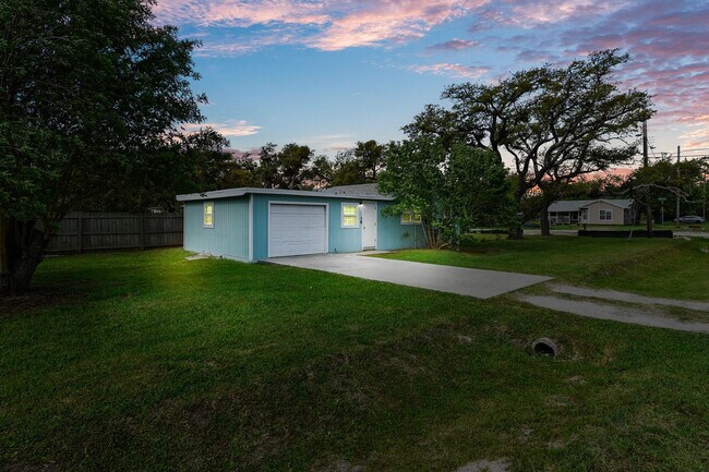 Building Photo - 822 N Ann St