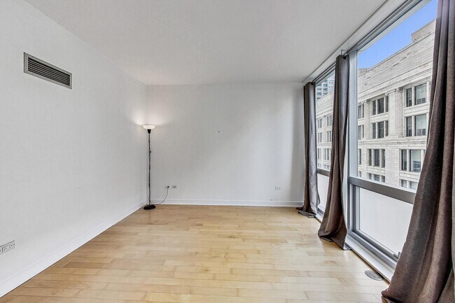 Building Photo - 8 E Randolph St