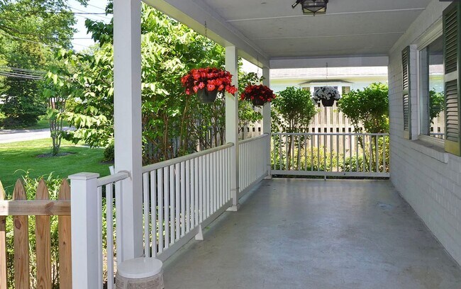 Building Photo - Sassy on Sangamore - 3 BED + 2 FB Av. Earl...