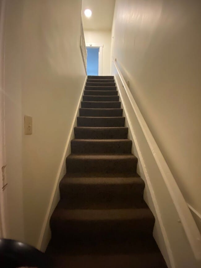 Building Photo - 2 Bedroom with basement, washer/dryer hook...