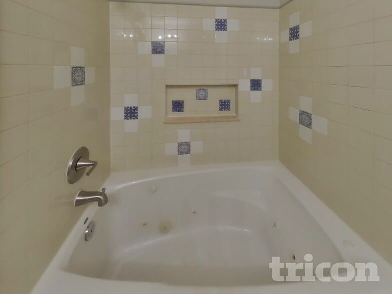 Building Photo - 3 Meadow Glen Rd