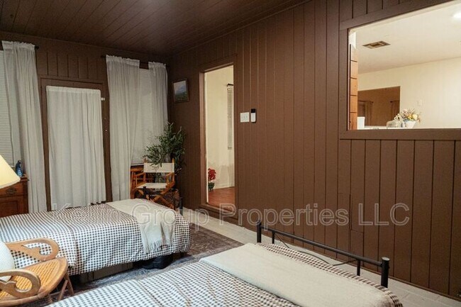 Building Photo - 1805 E Fern Rd