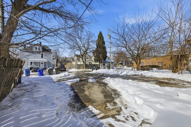 Building Photo - 2209-2211 Summit St