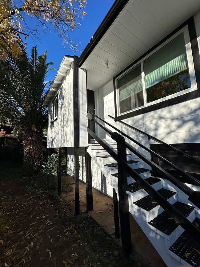 Building Photo - Chestnut-1918/1920