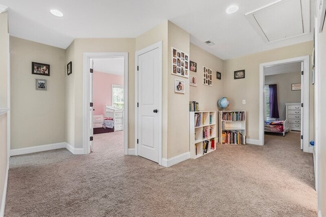 Building Photo - 501 Daylily Ct