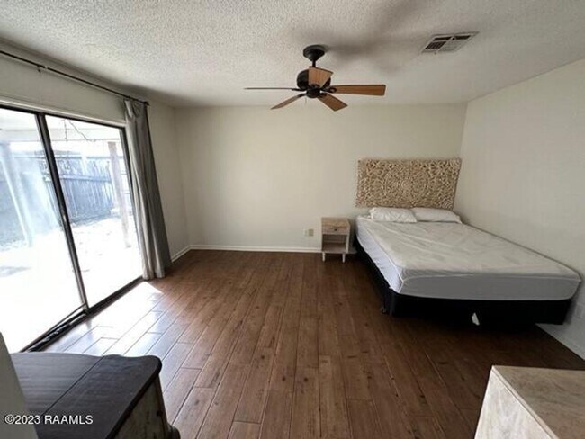 Building Photo - 3 bed, 2 bath townhouse AVAILABLE NOW!!!