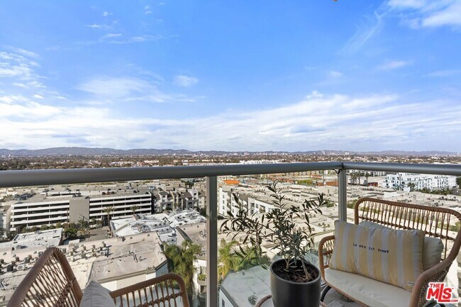 Building Photo - 13700 Marina Pointe Dr