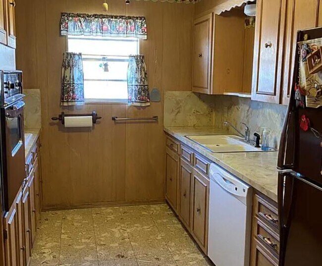 Building Photo - 2022 S High St