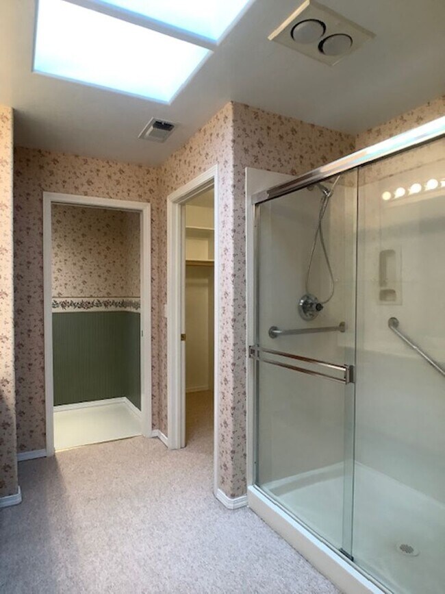 Building Photo - Three bedroom home in gated Alder Creek Community! | Available December