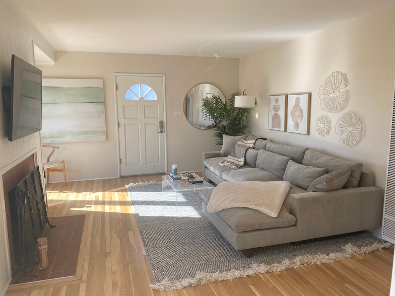 Living Room - 212 5th St