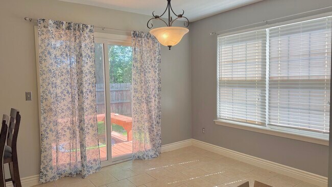 Building Photo - 2213 Silver Leaf Ct