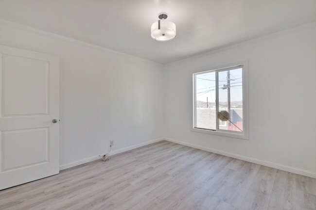 Building Photo - 289 Bridgeview Dr