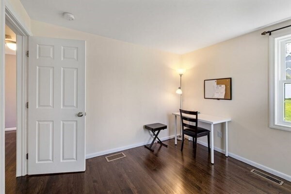 Building Photo - 7 Lakeside Cir