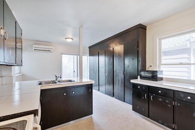 Building Photo - Charming 1-bdrm/1-bath in 1900s Victorian triplex—Prime location, shared laundry & yard