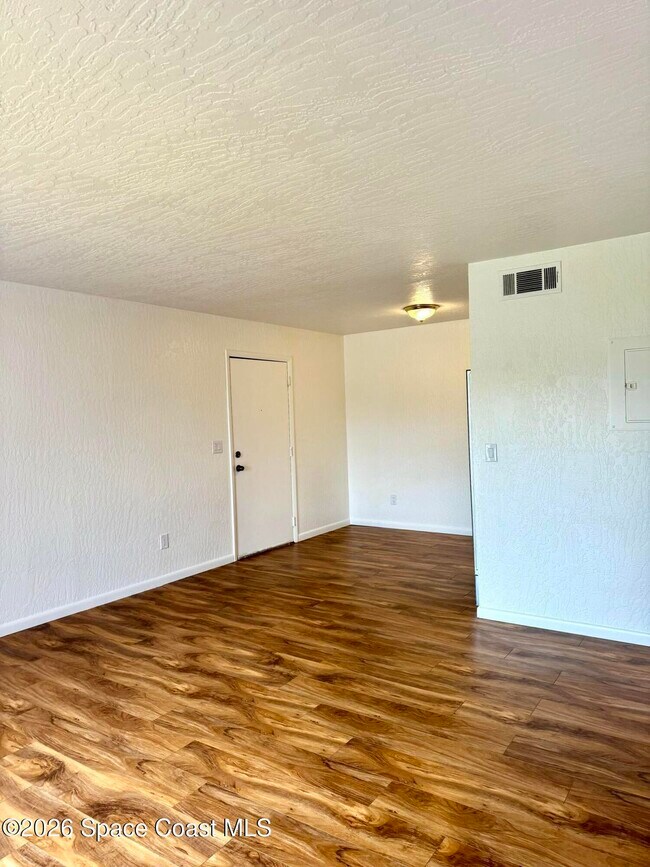 Building Photo - 2100 Forest Knoll Dr NE
