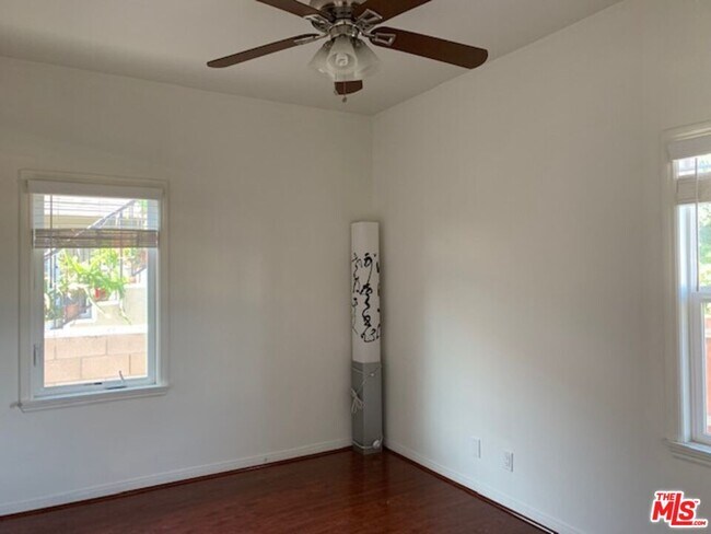 Building Photo - 1305 W 37Th Pl