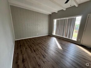 Building Photo - 600 Westwood Dr