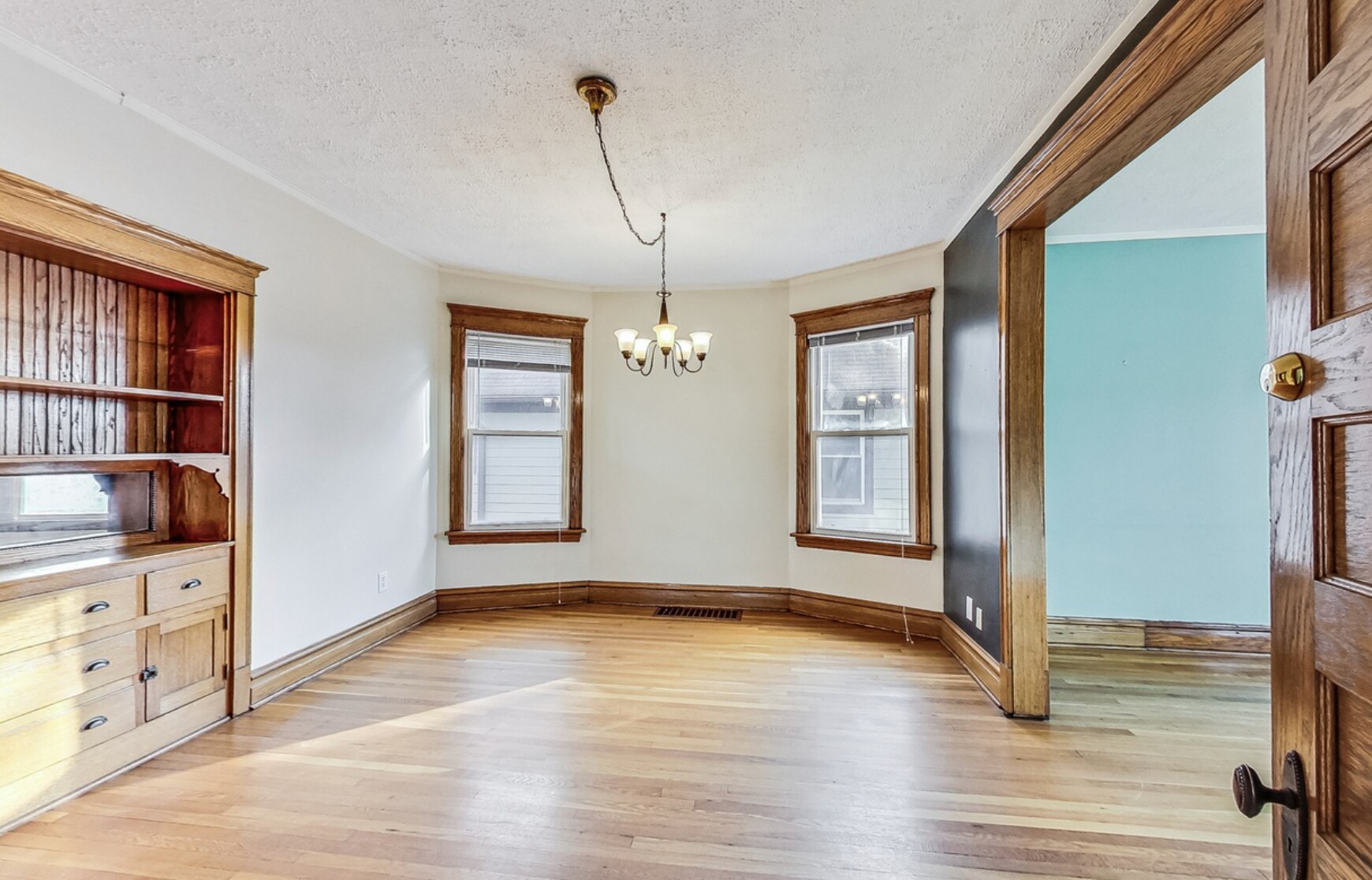 Dining room with south-facing windows - 3747 N Kostner Ave
