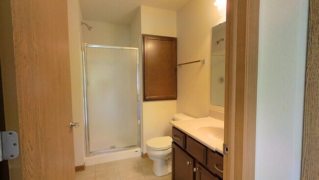 Building Photo - Condo Style Lower 2 Bedroom 2 Bathroom Apartment is Available