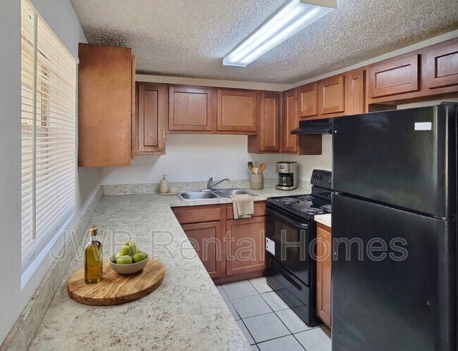 Building Photo - 7833 Eaton Ave