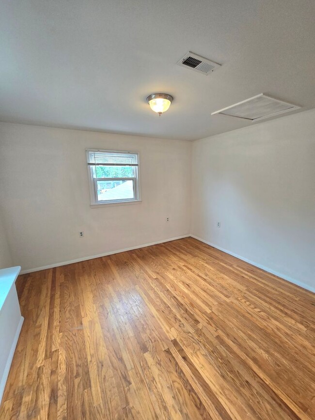 Building Photo - Spacious Five Bedroom