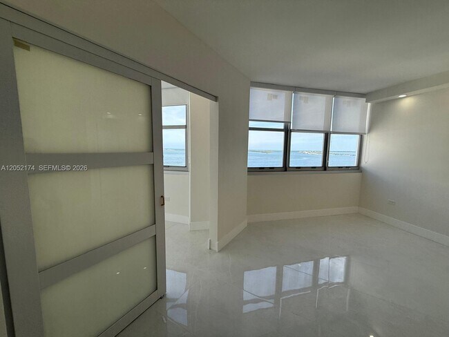 Building Photo - 999 Brickell Bay Dr