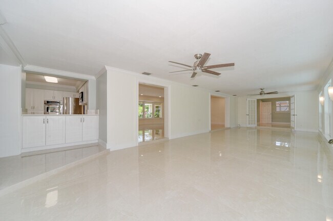 Building Photo - 709 W Royal Palm Rd