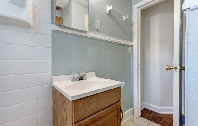 Building Photo - Carriage House apartment, near downtown, w...