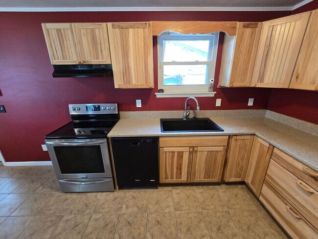Building Photo - Charming Cottage Living in a Convenient Location