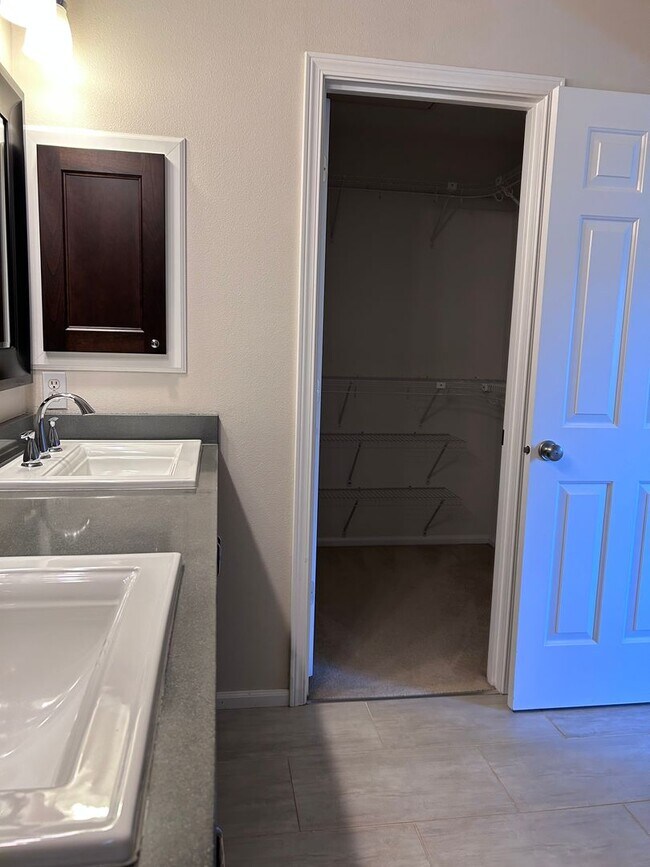 Building Photo - Charming & Modern 2-Bedroom Ashburn Community Townhome