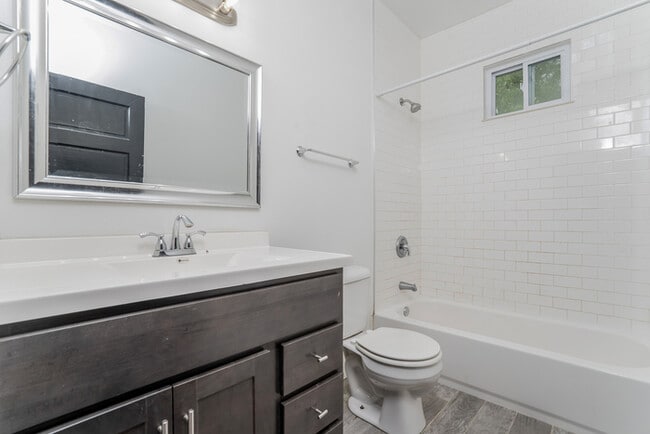 Building Photo - Fantastic 3bd/2ba home! Let yourself in!