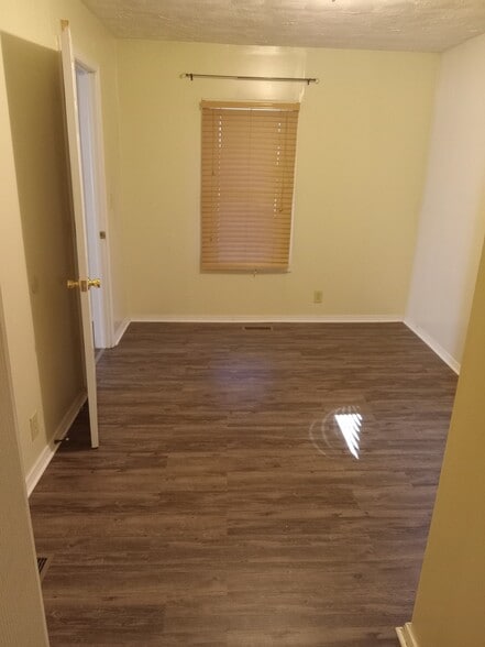 Building Photo - 307 Della Ave