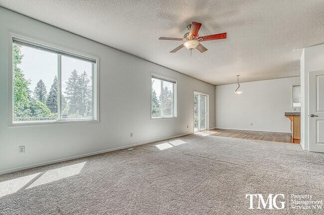Building Photo - Large 4 Bed 2.5 Bath Home in Lakeshore!