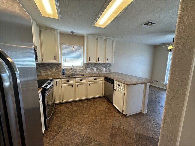 Building Photo - 14905 Dasmarinas Dr