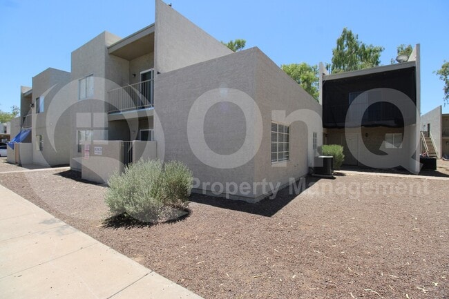 Building Photo - 2807 E Paradise Ln