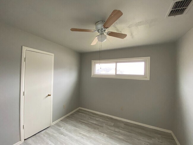 Building Photo - 3 Bed 1 Bath Now Available in east Lubbock