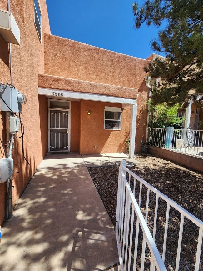 Building Photo - Charming Townhome in Southeast Albuquerque