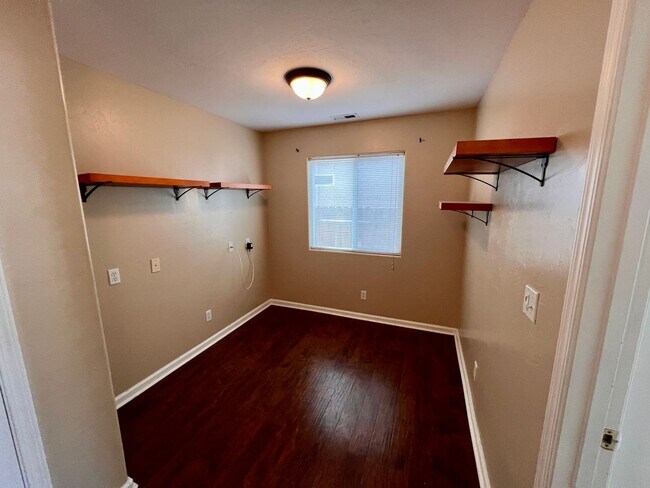 Building Photo - $2,295 Fowler & Ashlan, 4 bedroom - E Hamp...