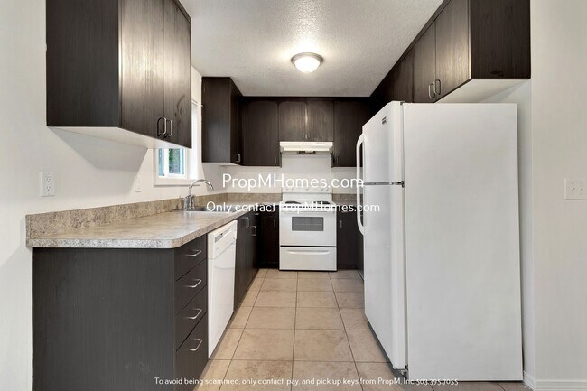 Building Photo - Spacious 3 Bedroom with Private Fenced Yar...